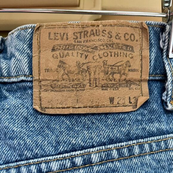 Levi’s blue denim shorts, front pockets, zipper closure, hem fringes, 25 - Picture 2 of 7
